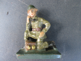 DURSO Belgium soldier and his fieldtelephone. Belgische soldaat met veldtelefoon. goede staat.