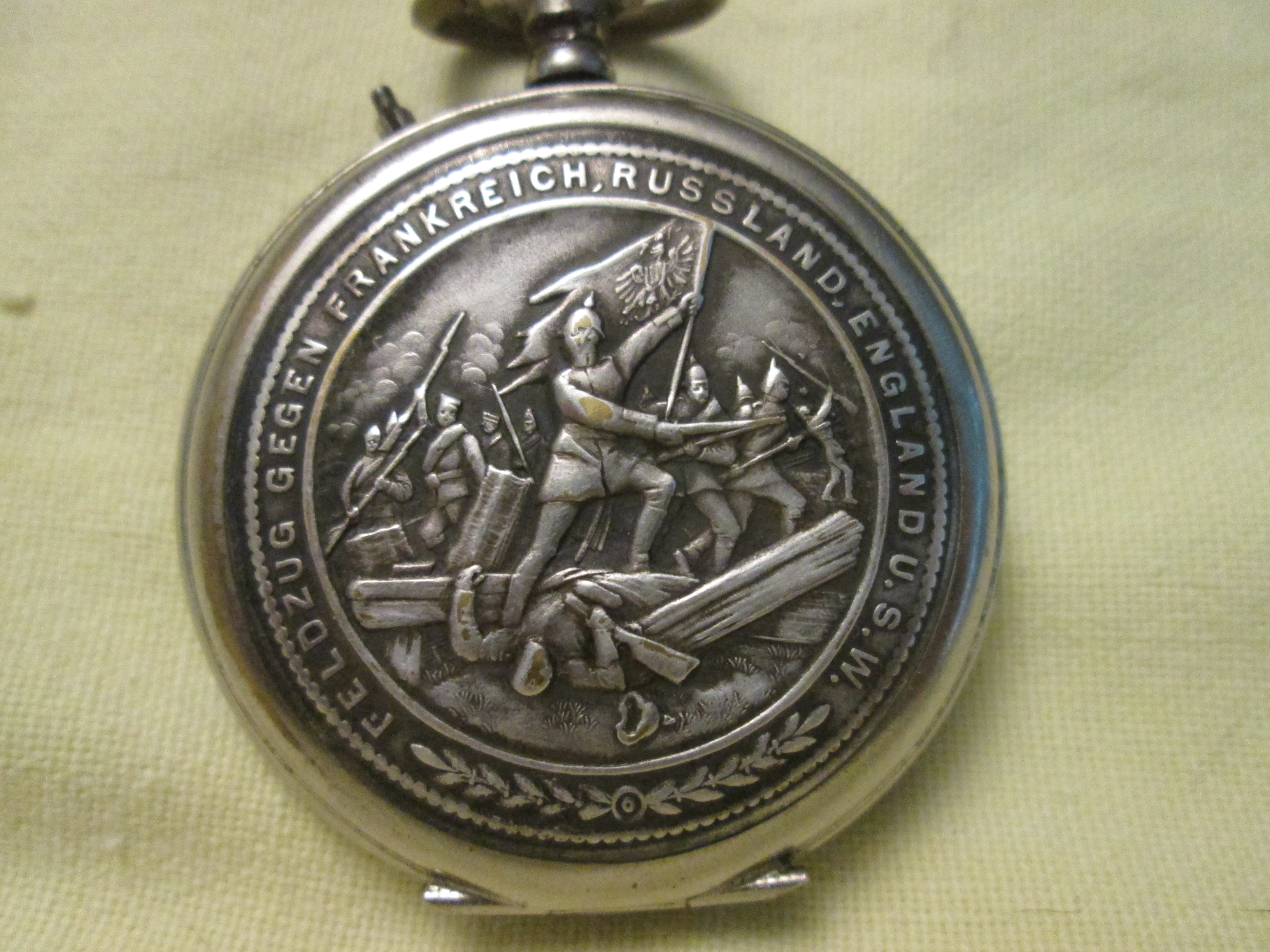 German pocket watch with military battle scene. Duits zakhorloge met militaire afbeelding Feldzug gegen Frankreich Russland England u.s.w. horloge loopt niet puur decoratie.
