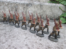 ELASTOLIN 14 Marching Belgium soldiers. 14 marcherende Belgische soldaten in goede staat met lange jas.