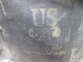 US-Army gas mask M-7 assault bag, rubber. Amerikaanse gasmasker tas rubber gebruikt door para eenheden ten tijde van D-Day. mooi gedragen staat met embleem er nog op. para-equipment.