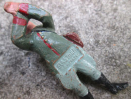 ELASTOLIN German soldier resting. Duitse soldaat luiert en rust kazerne leven