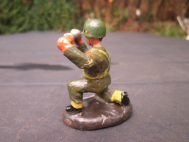DURSO Belgium soldier with shell. Belgische soldaat met granaat jaren 60