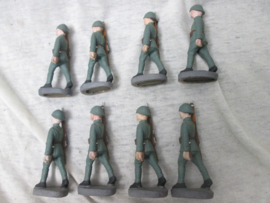 8 Dutch soldiers. Set van 8 Nederlandse speelgoed soldaatjes in een nette staat 8 marcherende. Made in Belgium zeer bijzonder geheel bijna mint staat.