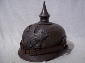 Metal ersatz spikehelmet with innerliner. Blikken pickelhaube, meestal van de BING speelgoed fabrikant, met Pruisen helmplaat en binnenwerk. Een ersatz pickelhaube van metaal in deze staat zijn zeer zeldzaam.