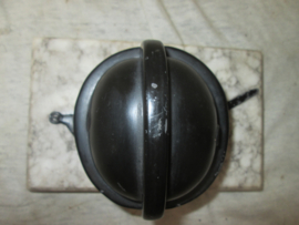 Miniatuur Duitse metalen vliegerhelm op marmeren voet.