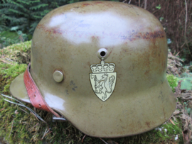 German helmet M-1935 used in the Norway army, Double decal. Duitse helm, model 35 gebruikt door het Noorse leger, dubbel decal, zeer nette staat. worden moeilijk te vinden.