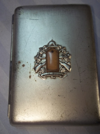 German cigarette case. with badge. Erinnerung an meine Dienstzeit. Duits sigaretten etui met ingedrukt reservisten embleem. je kunt in de epaulet het gewenste regiments nummer plaatsen.