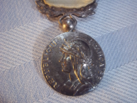 French colonial medal with bar. Franse medaille koloniaal met balk Extreme Orient. mooi gedragen staat.