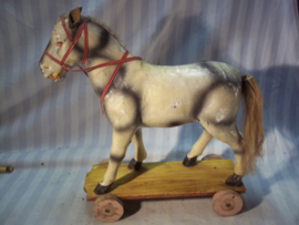 Toy horse  25 cm, papier mange. Speelgoed trekpaardje gemaakt van papier mange. geheel compleet zeer bijzonder