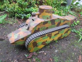 French tin toy tank. Franse blikken speelgoed tank JOUET FRANCAIS, mechanisch camouflage mimikri geverfd zeer bijzonder stuk staat ook in het museum Flanders Fields Ieper.