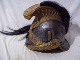 French officers helmet Dragonder regiment, attickfound. Franse Dragonder officiers helm verzilverde bol met vuurvergulde kam embleem ketting. zo gevonden dus niet schoongemaakt of opgeknapt, wonderlijk.