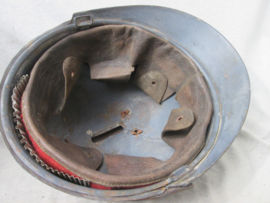 French modified Artillery helmet 1915. Gemodificeerde Franse helm Artillerie eenheden 1e model uit 1915, ZEER zeldzaam en curieus. voorscherm van de helm werd verwijdert om beter door de optische instrumenten te kunnen kijken.