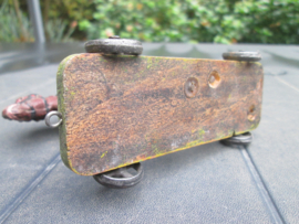 Antiek boeren trekpaard met open metalen wieltjes