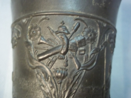 Tinnen beker, met militaire afbeeldingen van het Pruisische leger, leuk gemarkeerd met de maker. Pewter cup with military images.