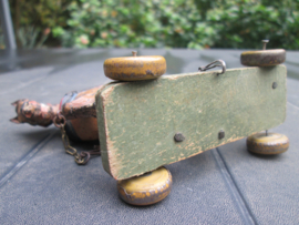 Antiek boeren trekpaard met metalen wieltjes zeer nette staat.
