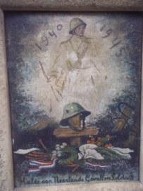 Schilderij, Hulde aan de gevallen Nederlandse soldaat. geschildert op hout met ook geschilderde lijst, naoorlogs productie uit 1945 zeer bijzonder stuk huisvlijt met oog voor detail.
