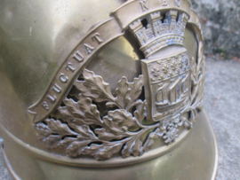 French firehelmet M1885, city of Mergitur PARIS. Franse brandweerhelm  wapen van Parijs, genummerd, voorzien van zwaar verguld helmembleem, montage kam is ook anders, bijzondere aanmaak.