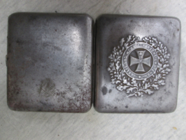 German cigarette case, Berlin 1914. Duitse sigaretten doosje met opschrift KRAFT UND WEHR FUR RECHT UND EHR.