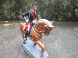 CHIALU Scottish officer on horse Highlander op paard met sabel en tartan.