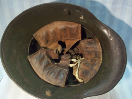 German helmet M 1916, Duitse helm model 1916 met origineel binnenwerk en verflaag