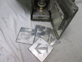 Verkeers lamp en of spoorweglamp, met verschillende kleuren rood, groen en plaatjes met pijlen, waar bij de richting bepaald werd. lamp geheel compleet, met brander. leuke complete set.