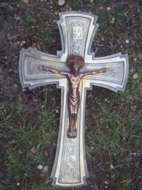 Bronzen Kruisbeeld, gesigneerd en bewerkt aan twee kanten zeer bijzonder. bronse cruxifix