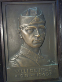 Bronze plaque German soldier, very rare. Bronzen plaquette gemaakt door de Nederlandse kunstenares M.P.J. FLEUR in oorlogstijd van een gesneuvelde Duitse soldaat, zeer zeldzaam,