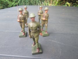 FB Fabricatio Belge 5 British soldiers. 5 marcherende Engelse soldaten met officier.