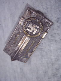 German tinnie, rally badge Duitse tinnie NS 1. Reichsjugendtag 1932. Hitler- Jugend. ZILVER. bronzen uitvoeringen kon men op die dag kopen donatiespelden, zilveren werden door medewerkers gedragen. deze mocht je later op het uniform door dragen.Zeldzaam.