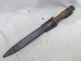 German K-98 Mauser bayonet with leather frog no matching numbers. Duitse K-98 Mauser bajonet, met drager niet gelijk genummerd, deuken in de schede, verder zeer nette staat.