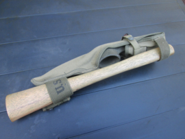 US Army pick- mattock intrenching and carrier. Amerikaanse pikhouweel M1910 in canvas hoes, perfecte staat mooi gemarkeerd met 1942 en 1944 datums TOP stuk.
