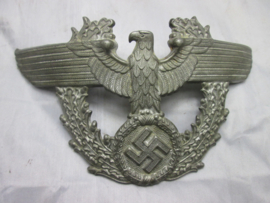 Front badge for the german police shako. Helmembleem voor de Duitse politie shako, metaal geen maker zeer gedetailleerd helder embleem.