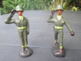 2 Belgium soldiers 1950/1960 saluting. 2 saluerende Belgische soldaten met vlag op helm.