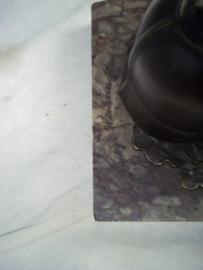 Bronze miniatur spike helmet on marmor plate with inscription KRIEGSWEIHNACHTEN 1914,  L.BATTERIE GRAU RHEINDORF. Bronzen artillerie Pickelhaube, met afschroefbare bol, zeer decoratief, inscriptie op marmeren voet.