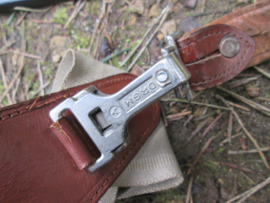 German Wehrmacht sword, F.W. HÖLLER in Solingen. Duits wehrmacht sabel, compleet met troddel, sabeldrager en riem mooi gemarkeerd. leeuwenkop met rode steen, en Wehrmacht adelaar. troddel met roze stof van binnen.