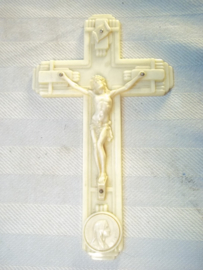 Hard plastic, celluloid communie setje kruisbeeld, met wijwatersvaatje  zeer decoratief.