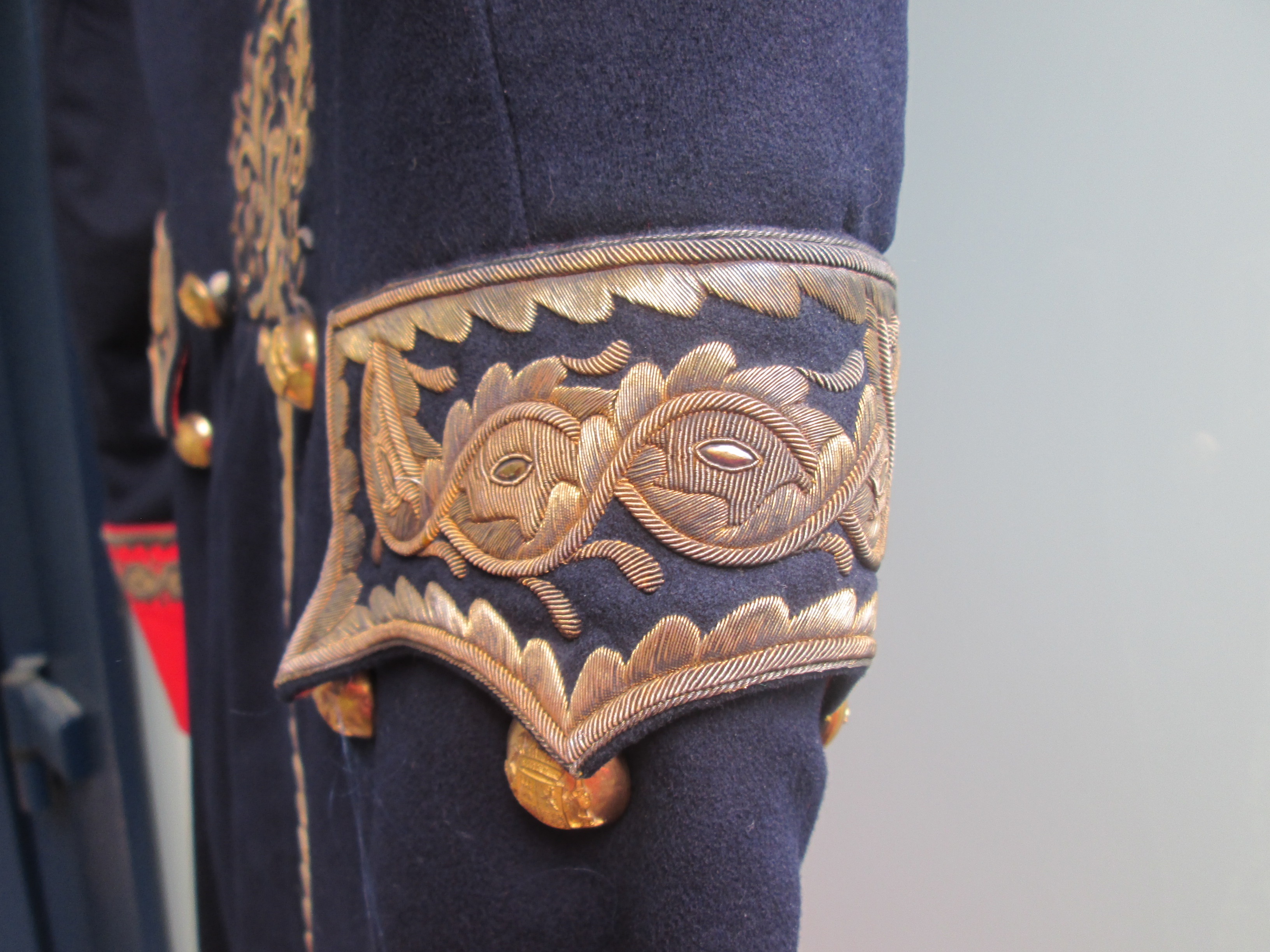 Spaans diplomaten uniform mooi goud geborduurd met kleurrijke manchet.