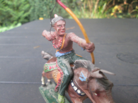 ELASTOLIN Indian. Indiaan op paard met pijl en boog mooi figuur nette staat.