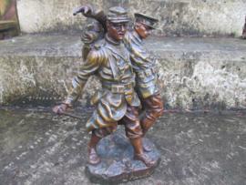 Statue of two soldiers ALLIANCE a French soldier is carrying a British wounded soldier. Gebronsd beeld Engelse en Franse soldaat die elkaar helpen. gesigneerd RUFFONY. hoogte 27 cm. zeer bijzondere voorstelling.