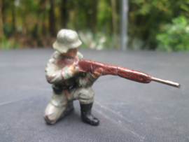 LINEOL German soldier shooting smaler size. Duitse soldaat schietend kleiner model.