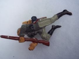 German ELASTOLIN toy soldier crawling.Duits speelgoed soldaatje kruipend goede staat