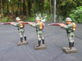LINEOL 3 German shooting soldiers smaler size. 3 Schietende Duitse soldaten kleiner model mooie staat.