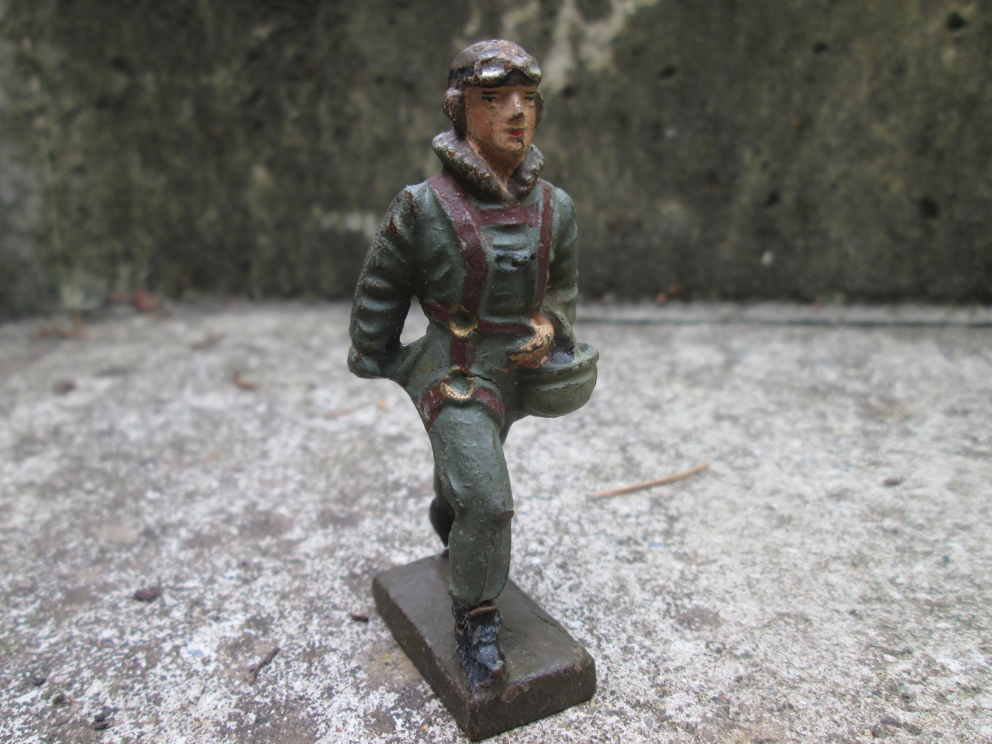 LINEOL German pilot with crash helmet. Lineol Duitse vliegenier met parachute zeer leuk model.