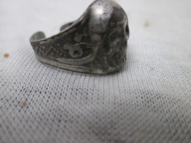 Oude metalen ring met schedel, doodshoofd, aan weerszijde arabische of islamitische tekst, gedragen staat, kleine maat.