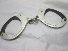 Police handcuffs. Handboeien "La Massenotte" Franse makelij, zonder sleutel.