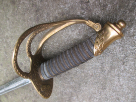 Belgium sword, with etching. Belgisch sabel met gravering Voor Vorst en Vaderland andere kant 2e Regiment Lansiers, bijzonder stuk maker is E.&F. Hörster Solingen.