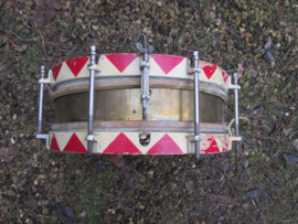 German drum of the Hitler- Jugend, with eagle drum hanger. Duitse trommel van de Hitler-Jugend, met de trommeldrager merk LEFIMA. 1 trommelvel is er niet meer bij.