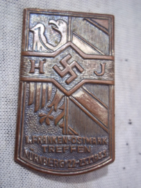 German tinnie, rally badge, Duitse tinnie H.J. Hitler- Jugend 1. Franken Ostmark treffen - Nürnberg  22-23-7-1933. massieve speld, met maker.