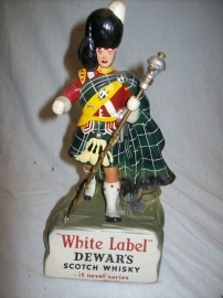 Commercial display figure DEWARS White Label, Scotch Whisky. Highlander als reclame figuur.