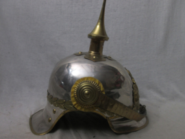 Swedish helmet model 1879, this helmet is 1928 pattern. Zweedse kurasssiershelm, officier met vuurverguld embleem en emaille . dit is de gemodificeerde model 1928. worden nu nog gedragen.